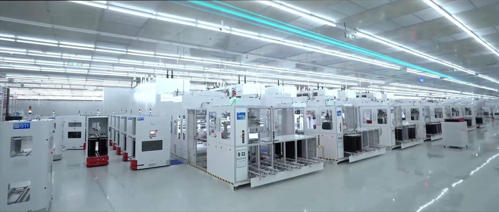 潜伏式 AGV 在产线间运行