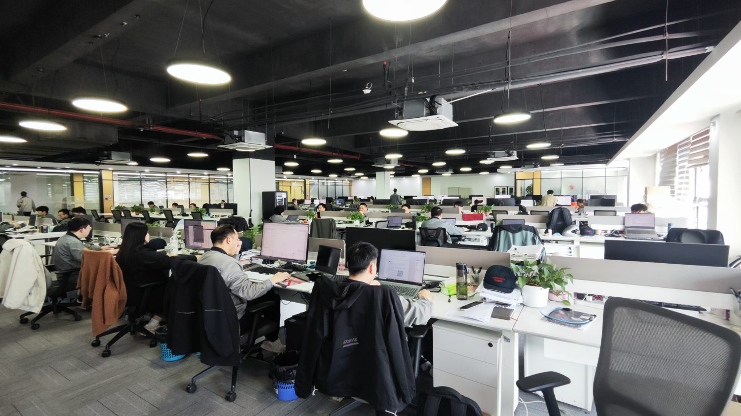 研发办公区：导航、调度与管理系统在这里开发和测试